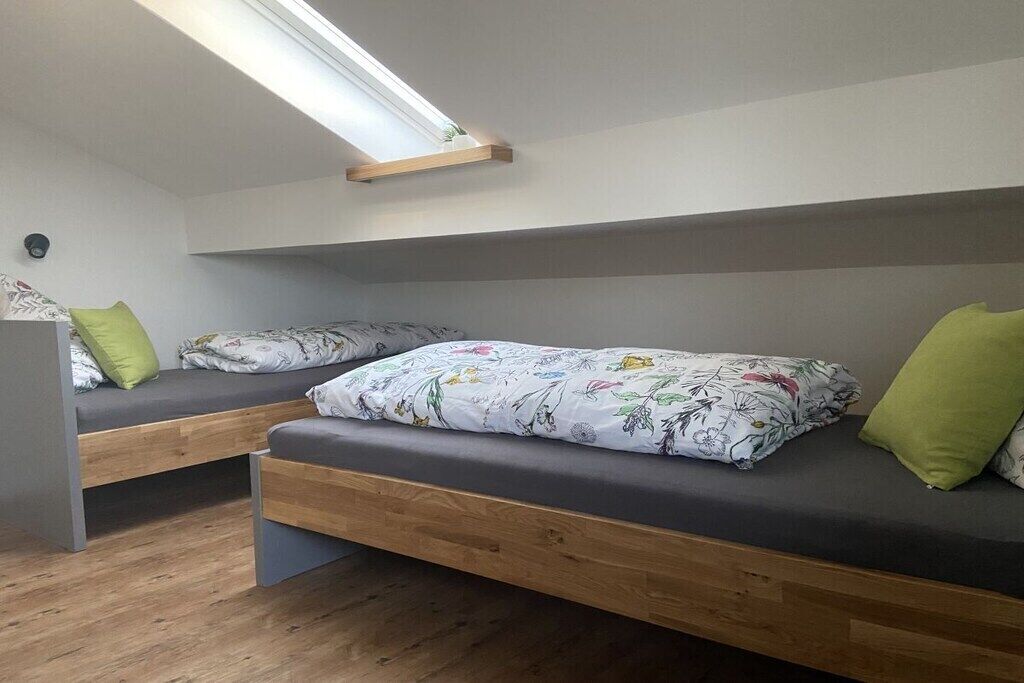 2 bedrooms, travel cot, free WiFi, bed sheets