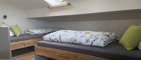 2 bedrooms, travel cot, free WiFi, bed sheets
