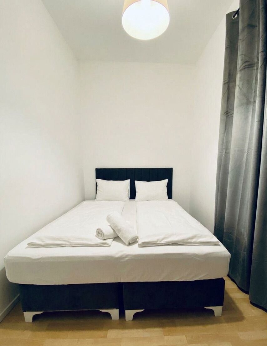 Basic Room | Iron/ironing board
