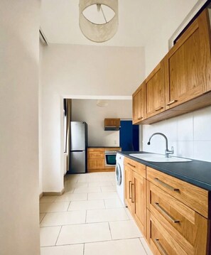 Fridge, oven, stovetop, cookware/dishes/utensils - Affordable Room in Quiet Neighborhood (Wien)