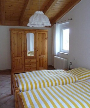 1 bedroom, desk, free WiFi, bed sheets - "A" in the house with panoramic view (Ettenheim)