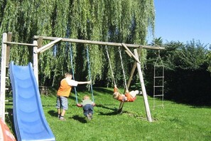 A playground with a swing set and a slide. - Dippold holiday farm - near 95326 Kulmbach (Ködnitz)