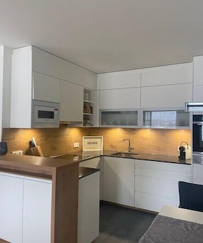 Wasserkocher mit Kaffee-/Teezubehör, Kühlschrank, Mikrowelle, Ofen