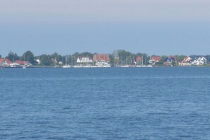 Eine Küstenstadt mit Häusern und einem Yachthafen.