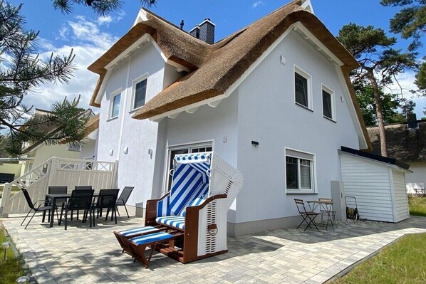 Outdoor dining - Holiday home in Zirchow with swimming pool (Zirchow)