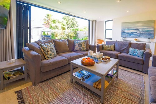 Seaview near Beach | 6BR 4.5 Bath | Sleeps 12 | EV