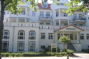 Ein mehrgeschossiges Gebäude mit einem markanten Eingang, auf dem 'Miramare' steht.