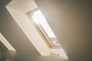Ein Oberlicht in einem Zimmer mit Blick ins Freie.