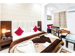Family Double Room, Air conditioning | Hypo-allergenic bedding, desk, soundproofing, free WiFi - Hotel The Popular  (Amritsar)