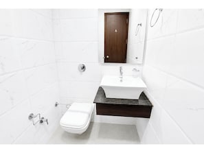 Shower, rainfall showerhead, slippers, towels - Hotel The Popular  (Amritsar)