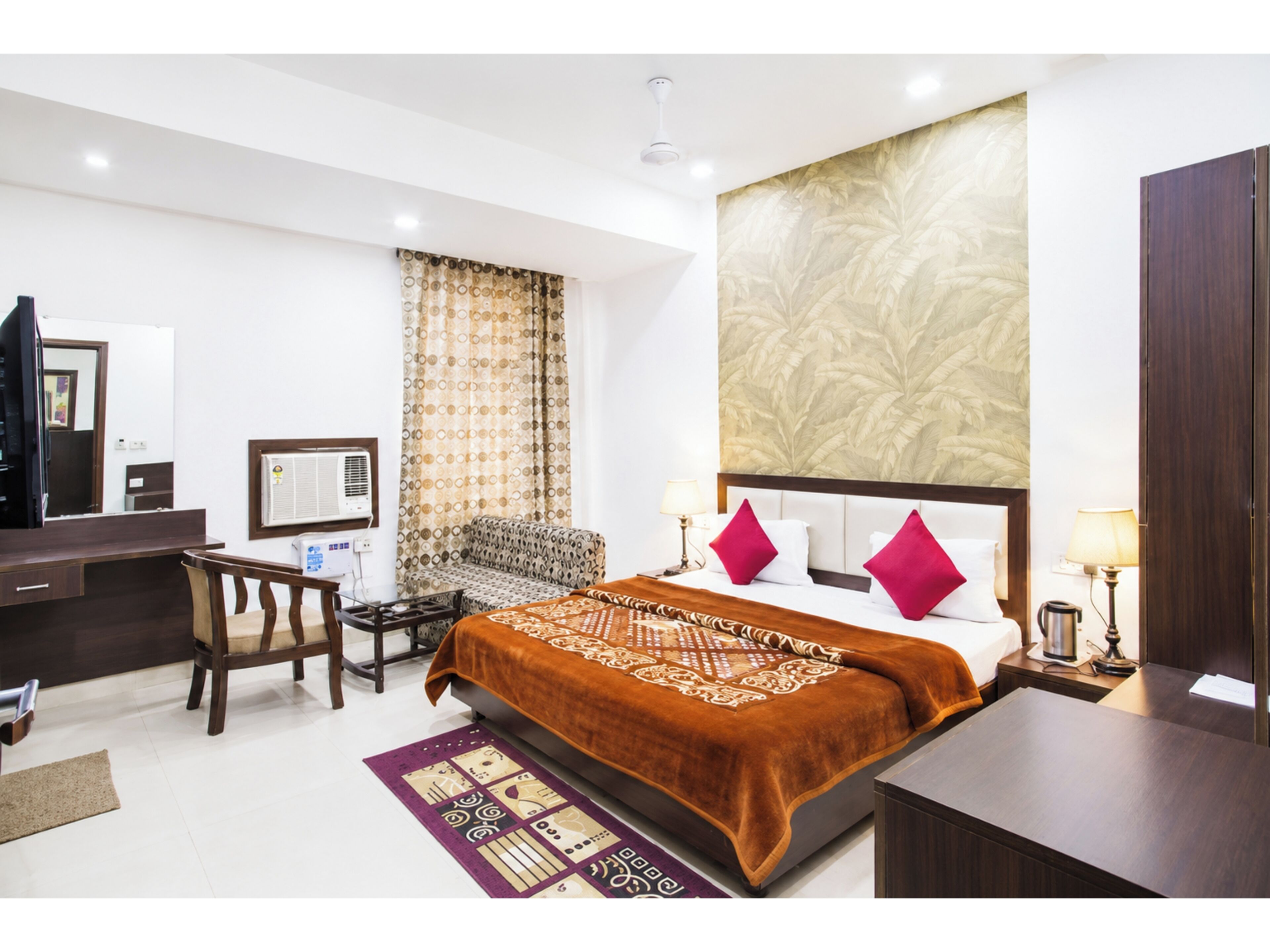Hypo-allergenic bedding, desk, soundproofing, free WiFi