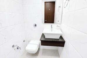Shower, rainfall showerhead, slippers, towels - Hotel The Popular  (Amritsar)