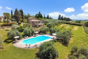 A stone villa with a swimming pool, surrounded by olive trees and a well-maintained garden. - Your Authentic Chianti Escape in San Sano (San Sano)