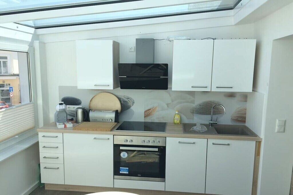 Wasserkocher mit Kaffee-/Teezubehör, Kühlschrank, Ofen, Herdplatte