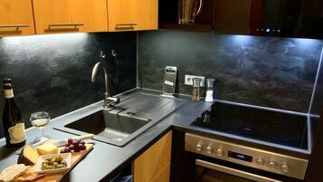 Fridge, oven, stovetop, dishwasher