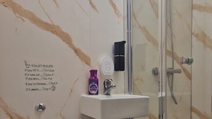 A bathroom with a toilet, sink, and shower. - Cozy Erith Hideaway - Perfect for Couples (Erith)
