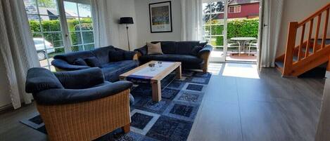 Smart TV, DVD player, books, stereo