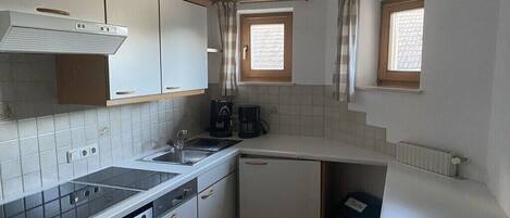 Jääkaappi, uuni, liesi, astianpesukone