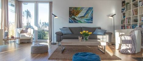 Smart-tv, een open haard en boeken