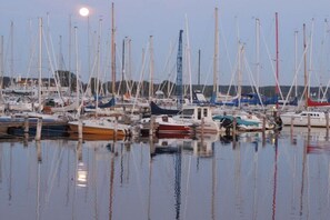 A marina with multiple boats docked, calm water, and a clear sky. - Holiday home with 4 bedrooms (Ostseebad Rerik)