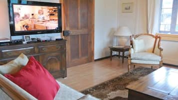 Smart-TV, Videospiele, DVD-Player, Tischtennisplatte