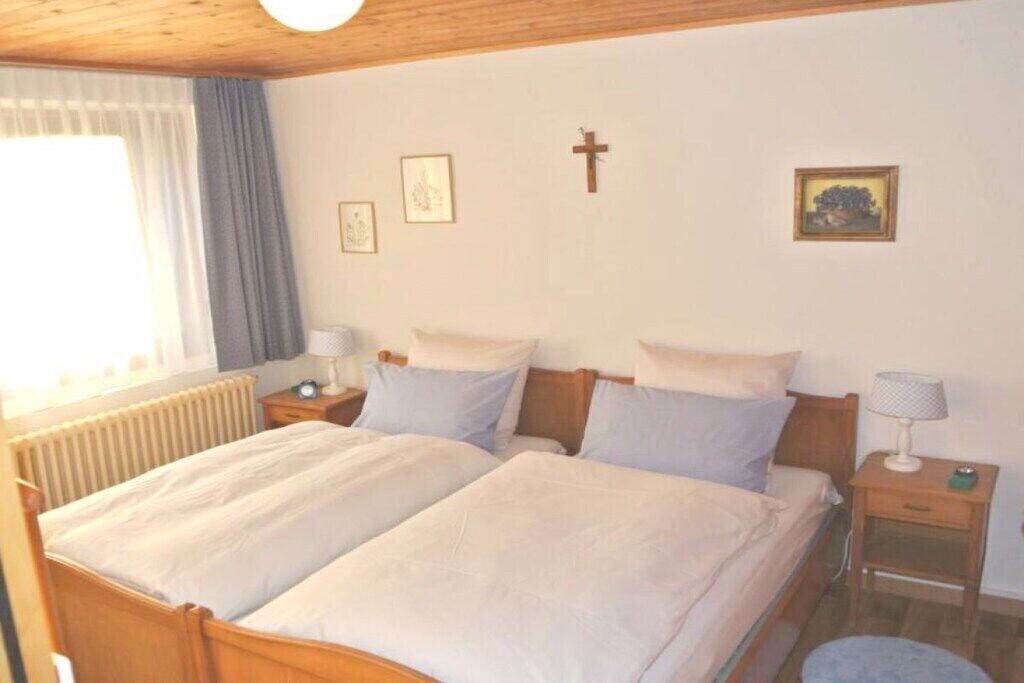 5 Schlafzimmer, Schreibtisch, Bügeleisen/Bügelbrett, Reisekinderbett