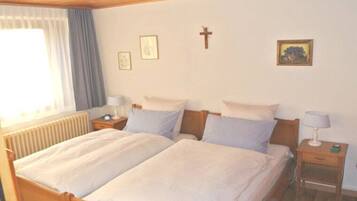 5 Schlafzimmer, Schreibtisch, Bügeleisen/Bügelbrett, Reisekinderbett