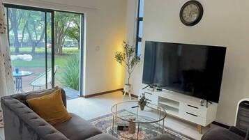 Apartamento, 2 quartos, varanda | Área de estar