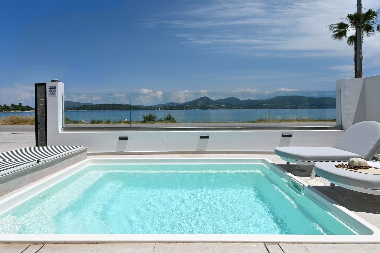 Suite de lujo, vista al mar | Tina de hidromasaje al aire libre