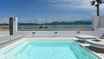 Suite de lujo, vista al mar | Tina de hidromasaje al aire libre