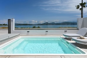Suite Luxe, vue mer | Bain à remous extérieur