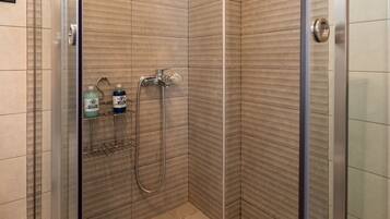 Dúplex de lujo, vista al mar | Baño | Secadora de cabello, toallas, papel de baño
