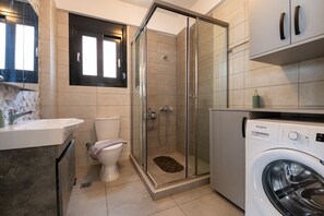 Luxury Duplex, Sea View | Bathroom | Hair dryer, towels, toilet paper - Ciel Seafront Suites (Lefkada)