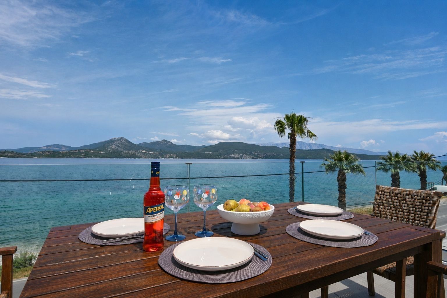 Dúplex de lujo, vista al mar | Restaurante al aire libre