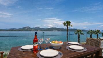 Dúplex de lujo, vista al mar | Restaurante al aire libre