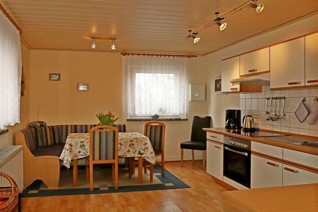 Kühlschrank, Herdplatte, Wasserkocher mit Kaffee-/Teezubehör, Toaster