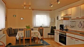 Kühlschrank, Herdplatte, Wasserkocher mit Kaffee-/Teezubehör, Toaster