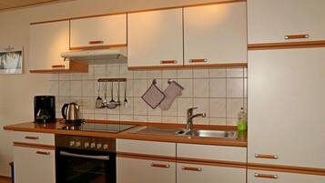 Kühlschrank, Herdplatte, Wasserkocher mit Kaffee-/Teezubehör, Toaster