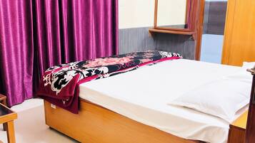 Hypo-allergenic bedding, desk, soundproofing, free WiFi