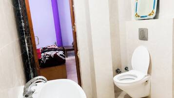 Dusche, Regendusche, Hausschuhe, Handtücher