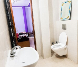 Shower, rainfall showerhead, slippers, towels - HOTEL SUN-RISE INN  (Jalandhar)