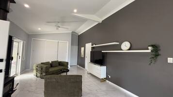Smart TV, fireplace