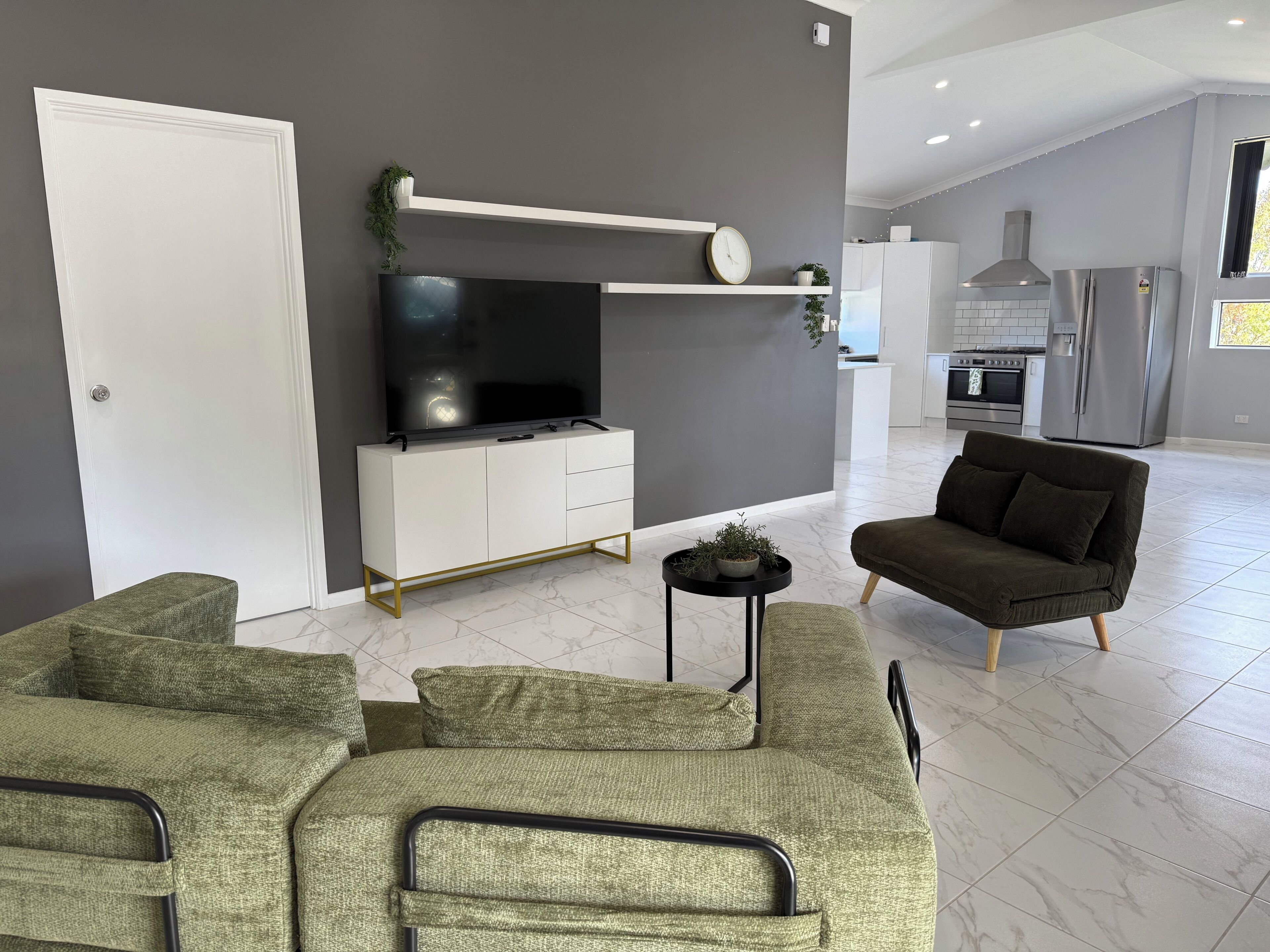 Smart TV, fireplace