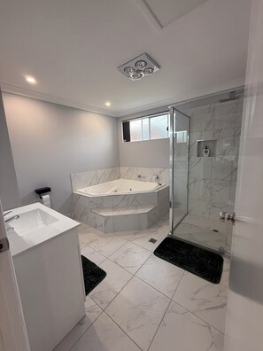 Een douche, een bubbelbad, een haardroger, handdoeken