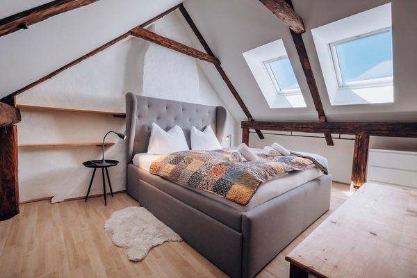 Schlafzimmer 2, Doppelbett und Fernseher