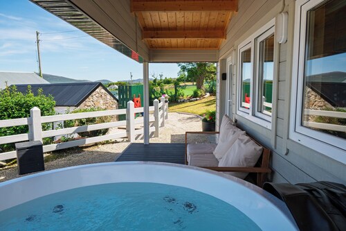 Rae's Cabin — Log Cabin with Hot Tub & Covered Deck, Carrigart