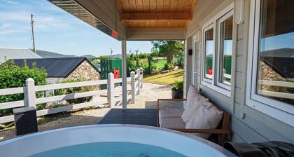 Rae's Cabin — Log Cabin with Hot Tub & Covered Deck, Carrigart