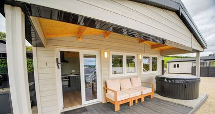 Rae's Cabin — Log Cabin with Hot Tub & Covered Deck, Carrigart