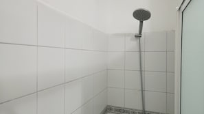 Douche, sĂšche-cheveux, bidet, serviettes fournies