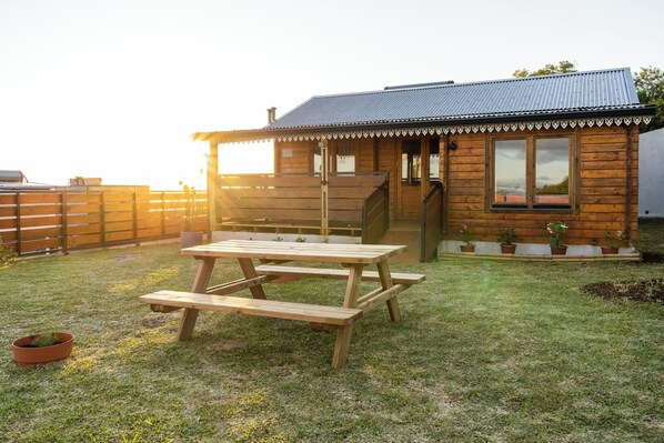 Outdoor dining - Vrbo Property (Petite-Île)